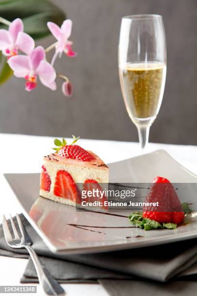 strawberry cream cake and champagne, paris, france. - erdbeerkuchen stock-fotos und bilder