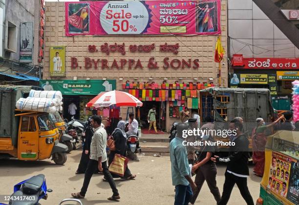 People walks in a busy market area in Bangalore, India, 17 September, 2022.