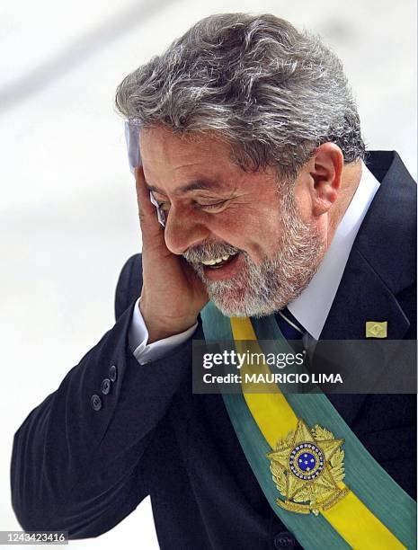 El presidente de Brasil, Luiz Inacio Lula da Silva se muestra emocionado tras recibir la banda presidencial del saliente Fernando Henrique Cardoso...