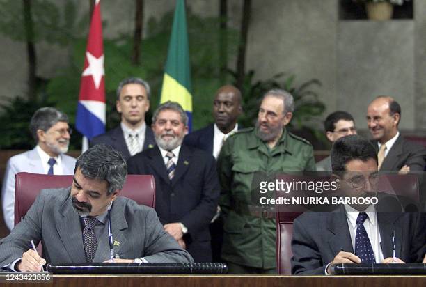 Humberto Lima Costa , ministro de Salud Pública de Brasil y su homólogo cubano Damodar Pena firman acuerdos en materia de salud, en La Habana, el 26...