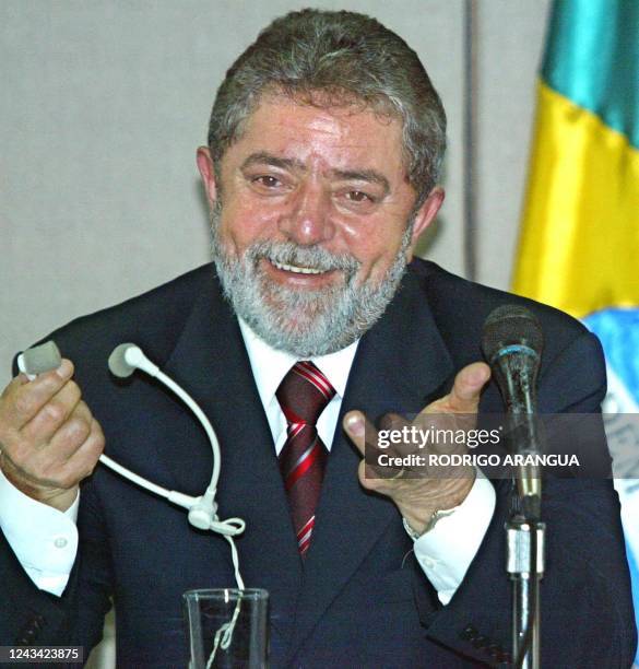 El presidente de Brasil Luiz Inacio Lula da Silva sonrie el 16 de setiembre de 2003 durante una conferencia de prensa realizada en la ciudad de...