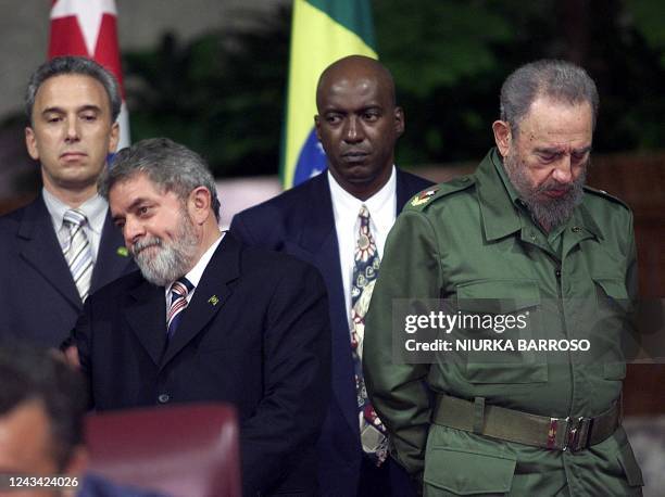 El presidente de Brasil, Luiz Inácio Lula da Silva , y el presidente cubano Fidel Castro , escuchan durante la firma de doce acuerdos de cooperación...