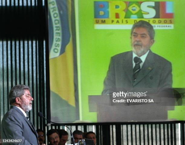 El presidente de Brasil Luiz Inacio Lula da Silva ofrece un discurso durante la ceremonia del primer aniversario de su gobierno, el 18 de deciembre...