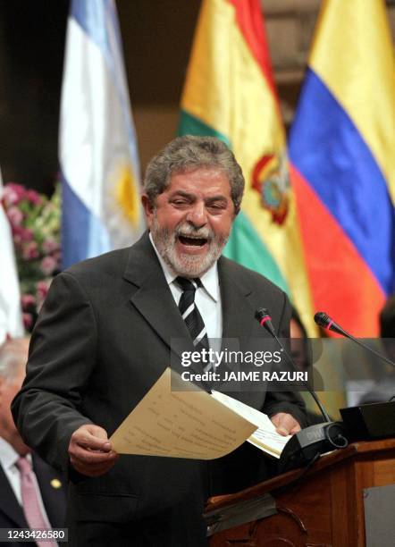 El presidente de Brasil Luiz Inacio Lula Da Silva brinda su discurso luego de firmar la Declaración del Cusco sobre la Comunidad Sudamericana en la...