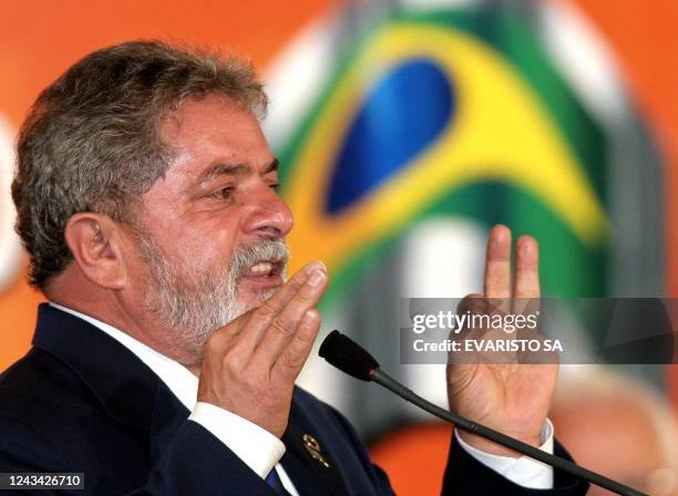 El presidente brasileño Luiz Inacio Lula Da Silva brinda un discurso en el palacio presidencial Planalto en Brasilia, el 23 de febrero de 2005....