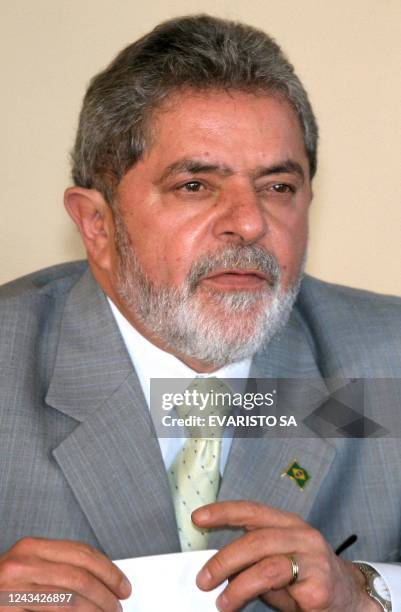 El presidente de Brasil Luiz Inacio Lula da Silva observa una ceremonia en el Palacio de Planalto de Brasilia, el 07 de junio de 2005. El Partido de...