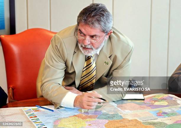 El presidente Luiz Inacio Lula da Silva habla delante de un mapa de Brasil, durante la reunión con su gabinete el 09 de noviembre de 2005, en el...