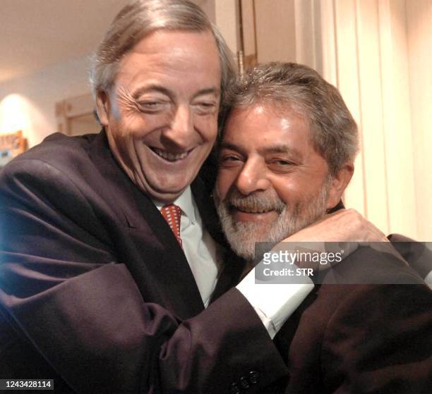 El presidente argentino Néstor Kirchner y su homólogo brasileño Luiz Inacio Lula da Silva se dan un abrazo el 30 de noviembre de 2005 en Puerto...