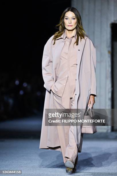 Italian French model Carla Bruni presents a creation for Tod's Women's Spring Summer 2023 fashion collection on September 23, 2022 as part of the...