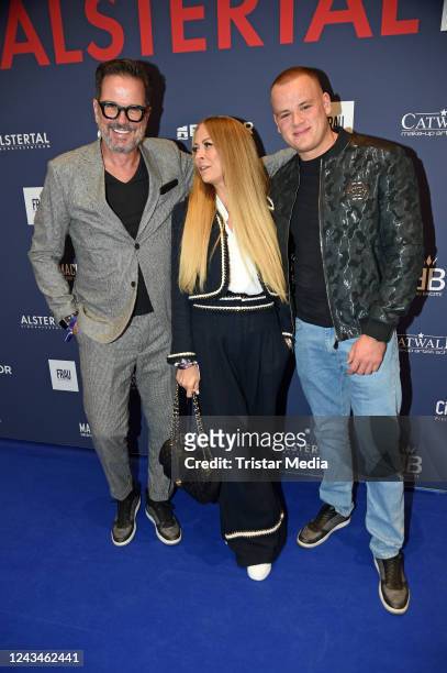 Alex Jolig, Jenny Elvers and their son Paul Elvers attend the Late Night Shopping Party at Alstertal-Einkaufszentrum on September 23, 2022 in...