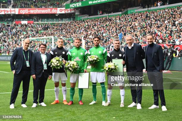 September 2022, Bremen: Soccer: Farewell game of Claudio Pizarro at Wohninvest Weserstadion. Former Bremen players Maximilian Eggestein , Philipp...