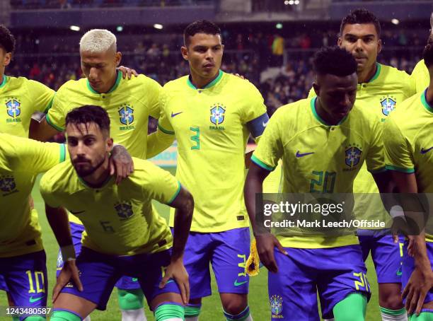 Captain Thiago Silva organises the Brazilian team group photo prior to the international friendly match between Brazil and Ghana at Stade Oceane on...