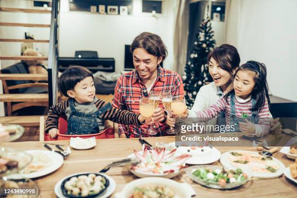 乾杯と祝う家族 - 飲み会　日本 ストックフォトと画像