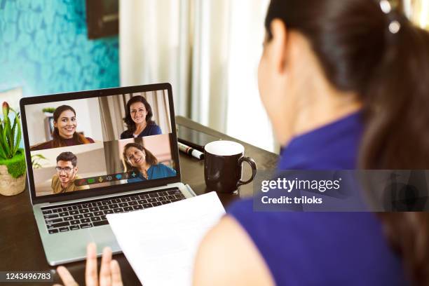 femmes assistant l’appel vidéo d’affaires de la maison - girl business photos et images de collection