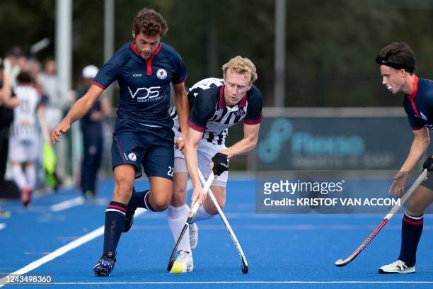 Leuven's spanish player Pere Divorra and Herakles' Belgian forward Amaury Keusters fight for the ball during the Belgian men field hockey league game...