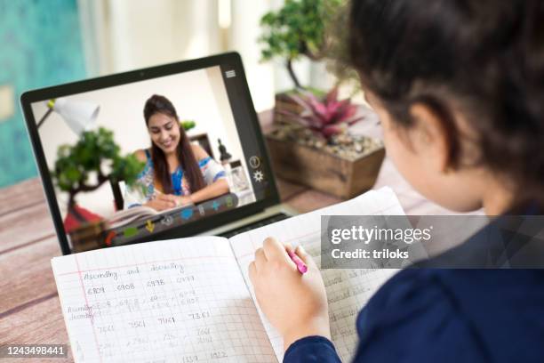 ビデオ電話会議で自宅から遠隔学習 - college girl pics ストックフォトと画像