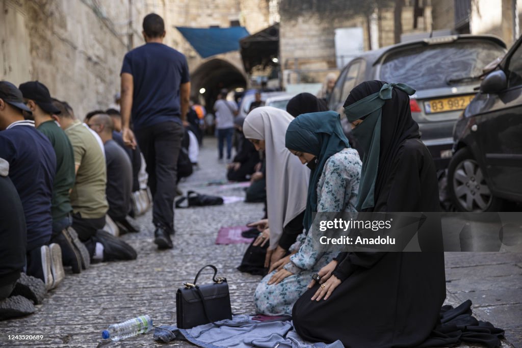 Al Aqsa Riot Palestinians who were not allowed to enter Al-Aqsa Mosque pray... News ...