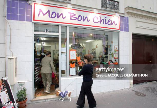 Des clientes entrent dans la boutique de l'Américaine Harriet Sternstein, "Mon bon chien", biscuiterie gourmet et salon de beauté, le 06 octobre 2005...