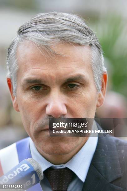 Le maire d'Epinay-sur-Seine, Hervé Chevreau s'exprime, le 05 novembre 2005 devant la mairie, lors d'un rassemblement de soutien à la famille de...