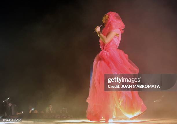 Shakira In Concert In Buenos Aires Photos and Premium High Res Pictures