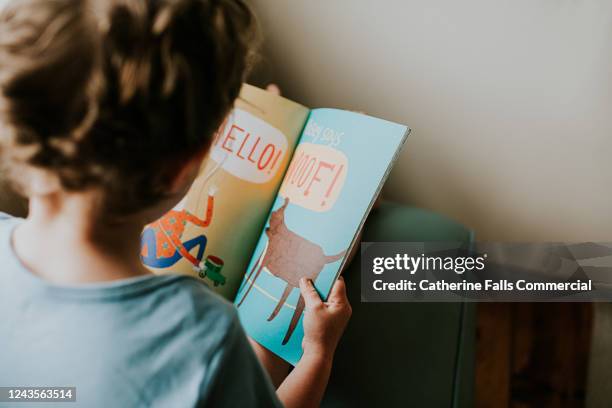 little girl reading a book - lingua inglese foto e immagini stock