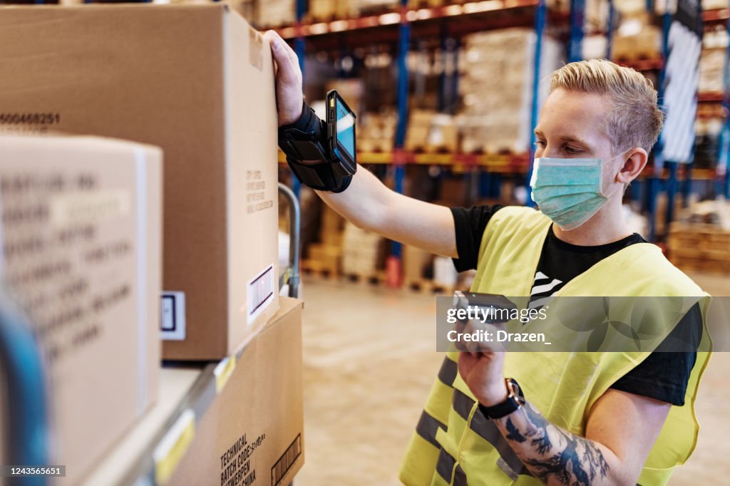 Unverzichtbare Arbeitnehmer in der Dienstleistungs- und Lieferindustrie mit Gesichtsmaske während der Covid-19-Pandemie