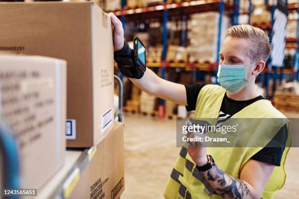 unverzichtbare arbeitnehmer in der dienstleistungs- und lieferindustrie mit gesichtsmaske während der covid-19-pandemie - essenzielle berufe und dienstleistungen stock-fotos und bilder