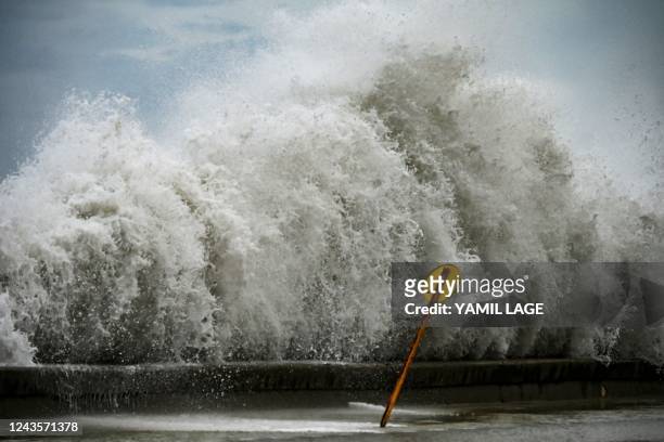 Waves hit the Malecon in Havana, on September 28 after the passage of hurricane Ian. Cuba exceeded 12 hours this Wednesday in total blackout with...