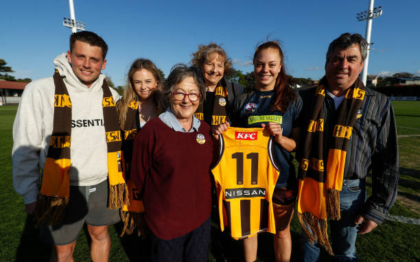Jenna Richardson of the Hawks poses for a photo with family on debut during the 2022 S7 AFLW Round 06 match between the Hawthorn Hawks and the West...