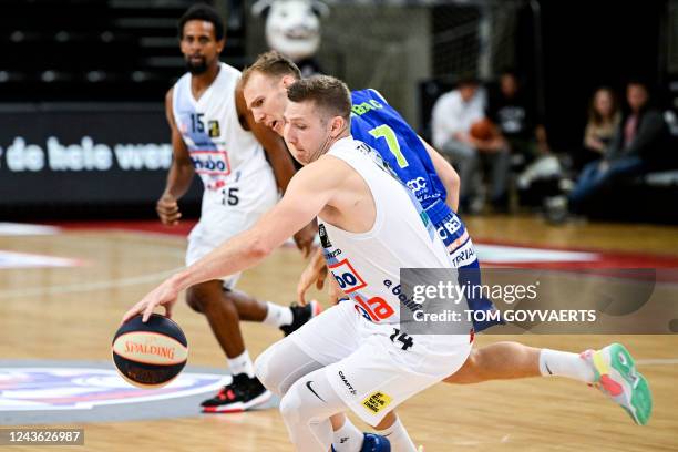 Limburg's Maxime De Zeeuw and Mons' Adin Vrabac pictured in action during a basketball match between Limburg United and Mons-Hainaut, Friday 30...