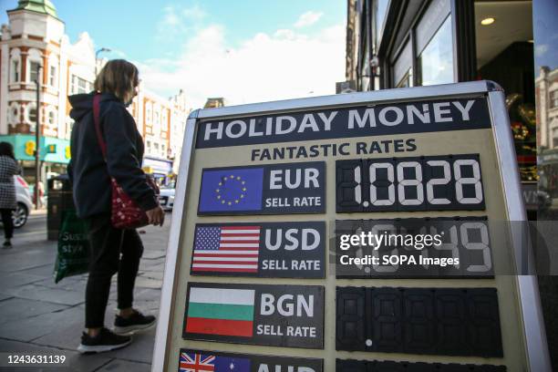 Sign For Exchange Rates Currency Exchange Sign Photos and Premium High Res Pictures - Getty Images