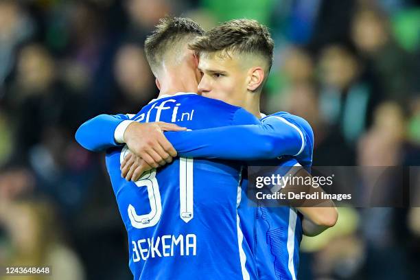 Milos Kerkez of AZ Alkmaar ans Sam Beukema of AZ Alkmaar celebrating his goal with teammates 1-3 during the Dutch Eredivisie match between FC...