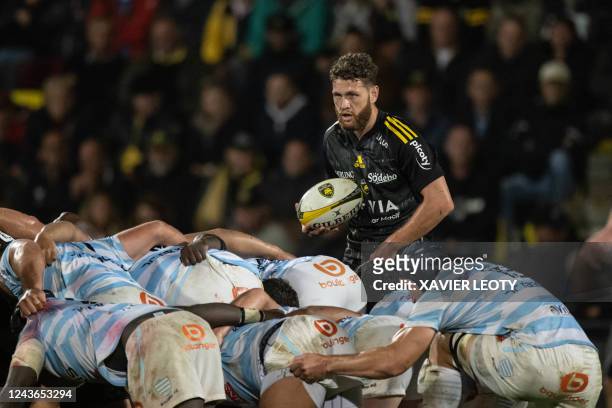 La Rochelle's New Zealand scrum-half Tawera Kerr-Barlow prepares to feed the bal into a scrum during the French Top14 rugby union match between Stade...