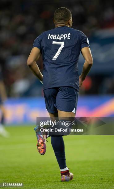 Kylian Mbappe of PSG celebrates his goal with his team mates during the Ligue 1 Uber Eats match between Paris Saint Germain and Nice at Parc des...