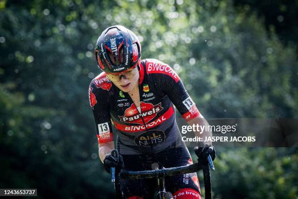 Netherlands' Leonie Bentveld competes in the women's elite race of the Berencross Meulebeke cyclocross cycling event, race 3/8 in the 'Exact Cross'...