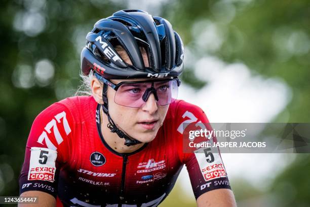 Netherlands' Inge van der Heijden competes in the women's elite race of the Berencross Meulebeke cyclocross cycling event, race 3/8 in the 'Exact...