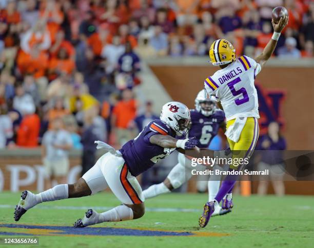 Colby Wooden of the Auburn Tigers attempts to tackle Jayden Daniels of the LSU Tigers at Jordan-Hare Stadium on October 1, 2022 in Auburn, Alabama.