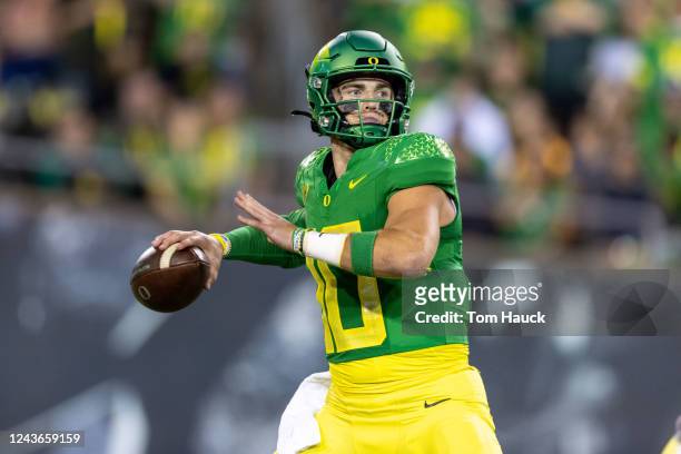 Quarterback Bo Nix of the Oregon Ducks passes the ball against the Stanford Cardinal during the first half at Autzen Stadium on October 1, 2022 in...