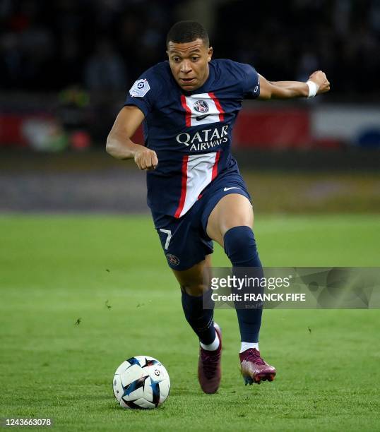 Paris Saint-Germain's French forward Kylian Mbappe controls the ball during the French L1 football match between Paris Saint-Germain and OGC Nice at...