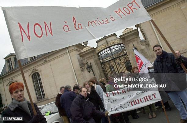 Les salariés de la Banque de France de Caen, Cherbourg, Lisieux et Flers manifestent, le 13 février 2003 devant la succursale de Caen, lors d'une...