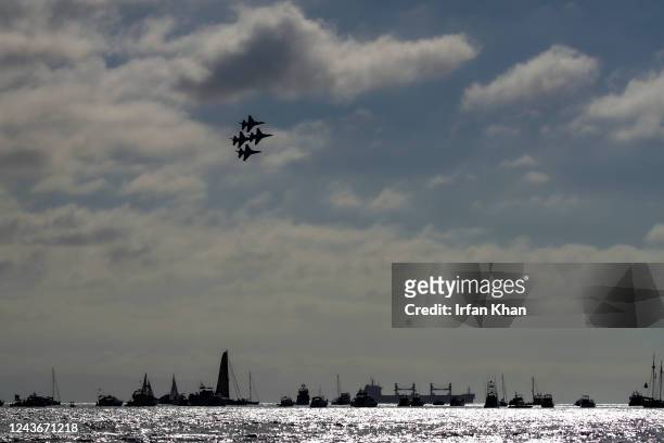 Huntington Beach, CA U.S. Airforce Thunderbirds, Lockheed Martin F-16 fighting falcons perform at Pacific Airshow on Saturday, Oct. 1, 2022 in...