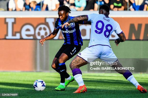 Atalanta's British midfielder Ademola Lookman challenges Fiorentina's Brazilian defender Igor Julio during the Italian Serie A football match between...