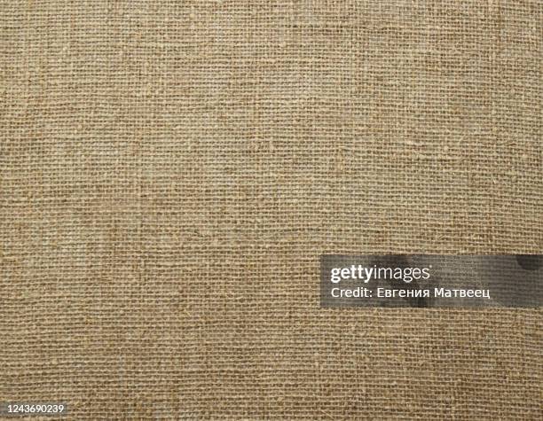 natural linen raw uncolored textured sacking burlap background. hessian sack canvas woven texture. - stoffbeutel stock-fotos und bilder