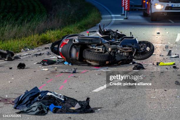 October 2022, Bavaria, Geiselhöring: A completely destroyed motorcycle lies on a road. In an accident between a car and a group of motorcyclists, one...