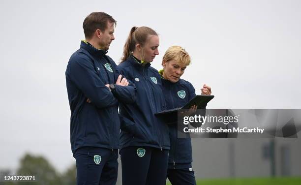 Dublin , Ireland - 4 October 2022; StatSports technician Niamh McDaid, centre, with manager Vera Pauw, right, and assistant manager Tom Elms during a...