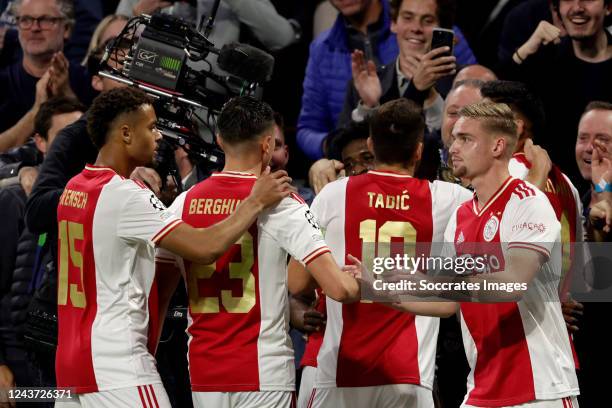 Mohammed Kudus of Ajax celebrates 1-0 with Edson Alvarez of Ajax, Kenneth Taylor of Ajax, Dusan Tadic of Ajax, Devyne Rensch of Ajax, Steven Berghuis...