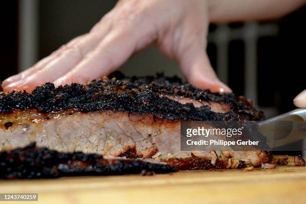 smoked beef brisket - brisket stock-fotos und bilder