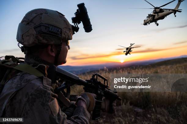 militaire opdracht bij zonsopgang - army helmet stockfoto's en -beelden