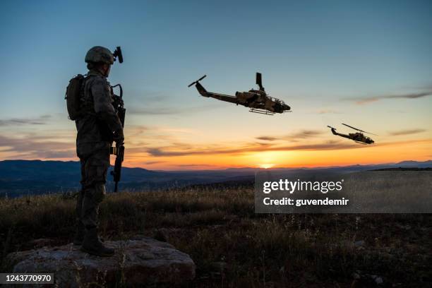 missione militare all'alba - elicottero militare foto e immagini stock