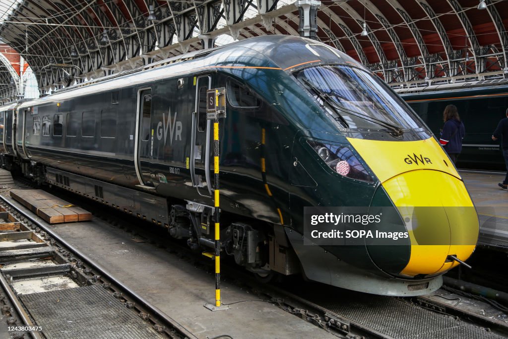 Great Western Railway train at London Paddington railway station. News ...